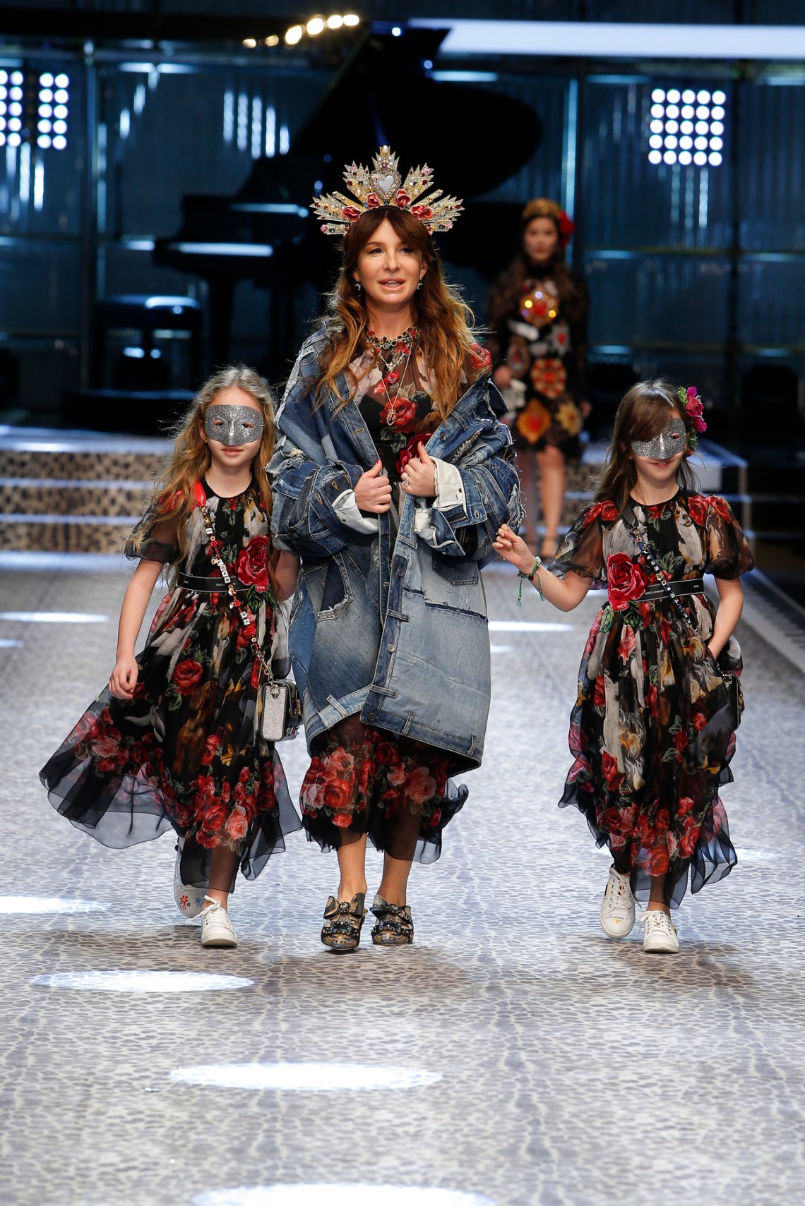 dolce-and-gabbana-fall-winter-2017-18-women-fashion-show-runway-70