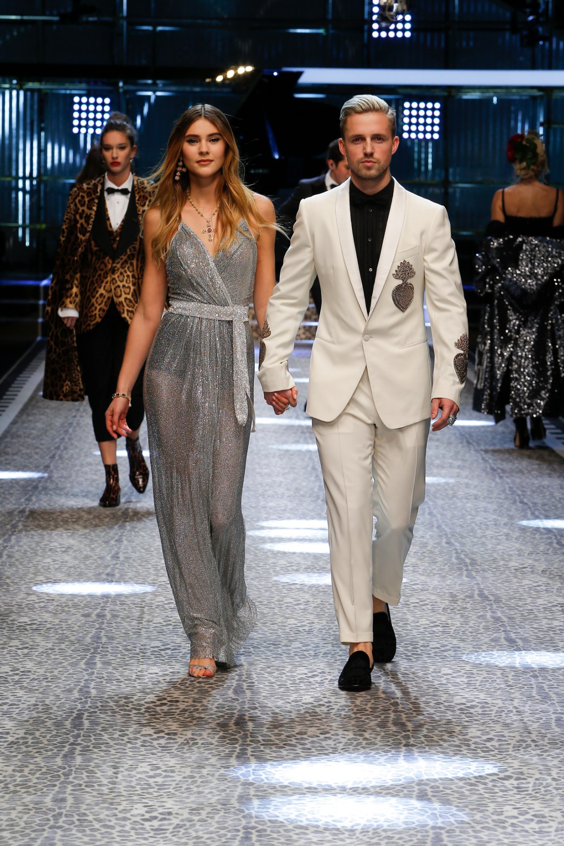 dolce-and-gabbana-fall-winter-2017-18-women-fashion-show-runway-90