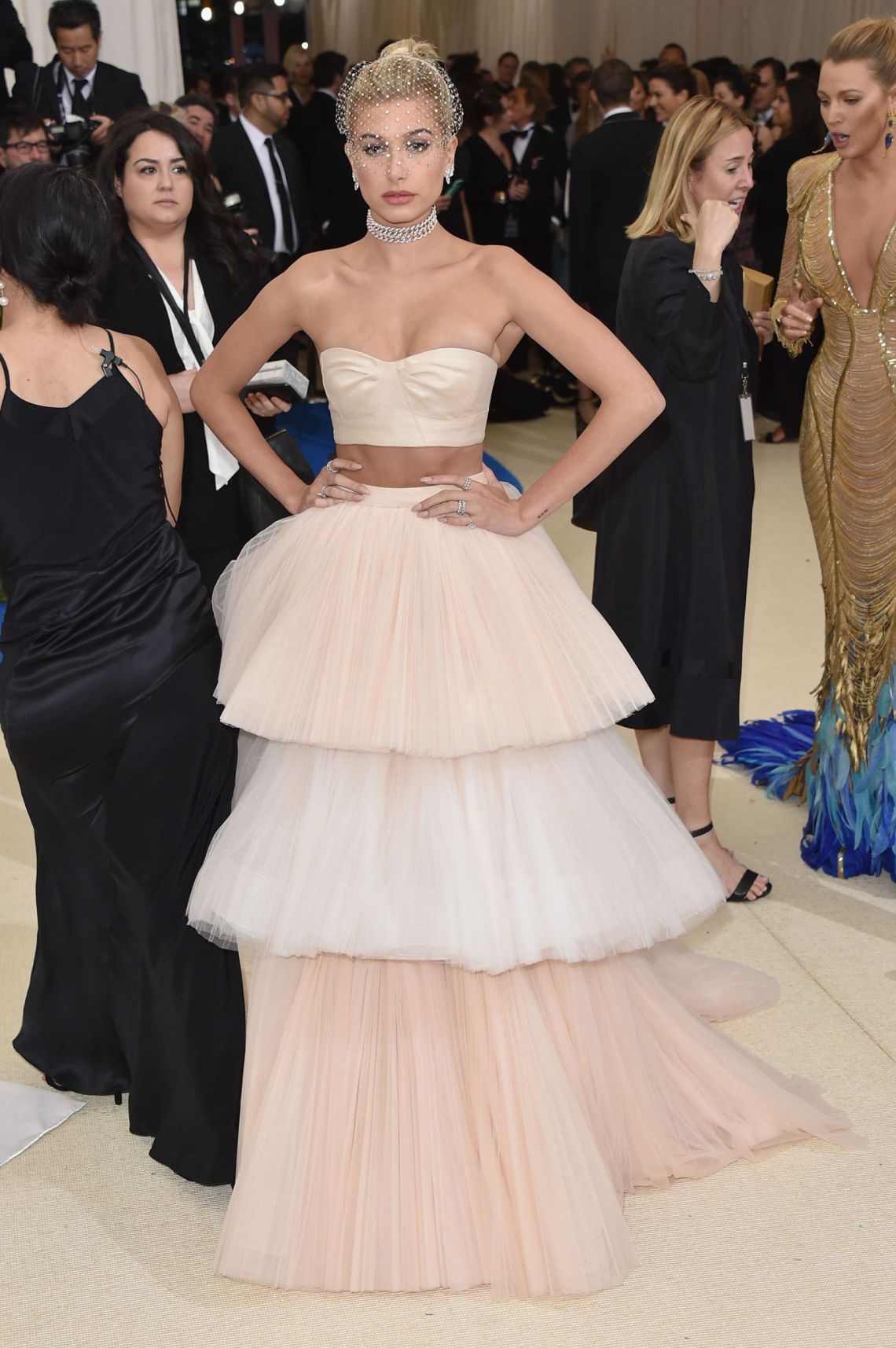 hailey-baldwin-carolina-herrera-met-gala-dress-2017