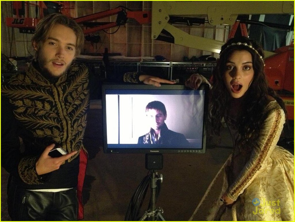 Behind-the-scenes-of-reign-reign-tv-show-34745583-1030-774